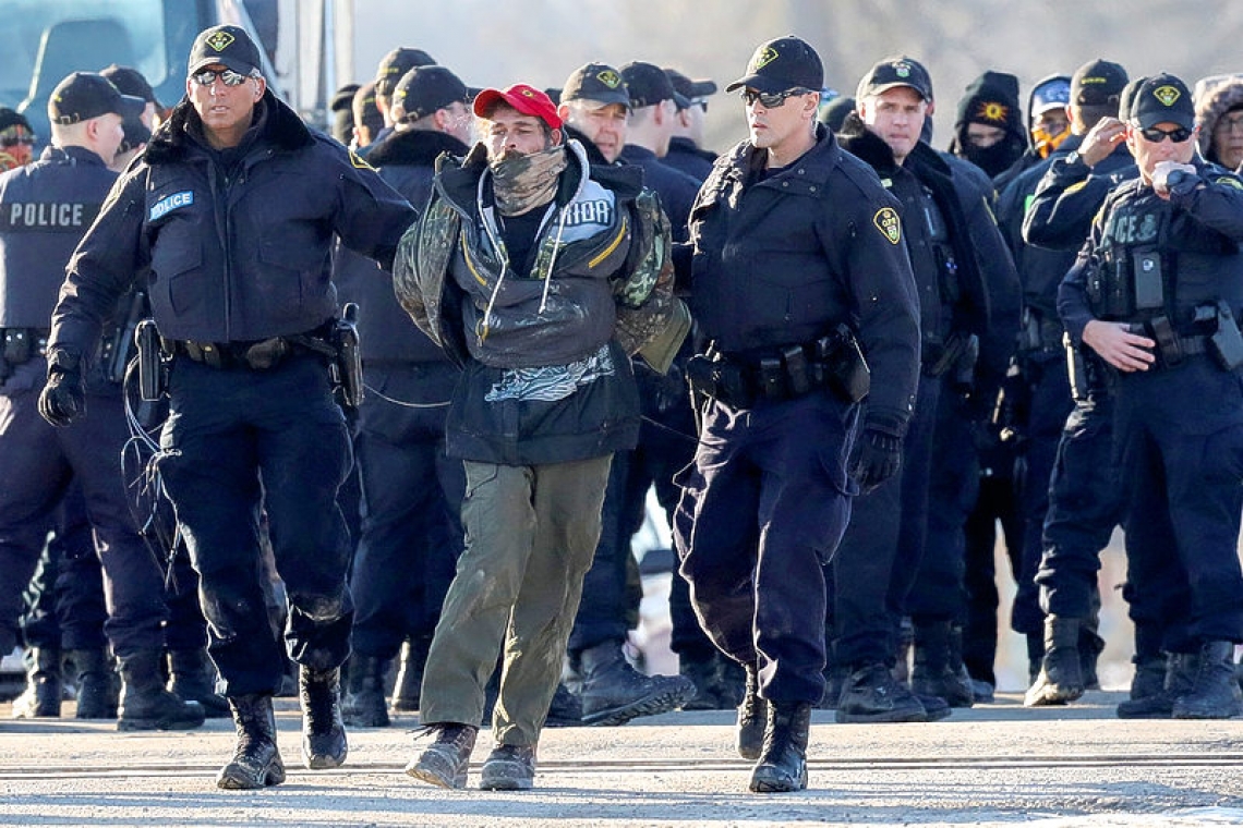 Canadian officers clear indigenous rail blockade